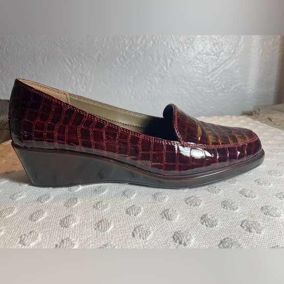 Aerosoles Women's Final Exam Wedge
women's burgundy Crocodile Loafers - Picture 1 of 16